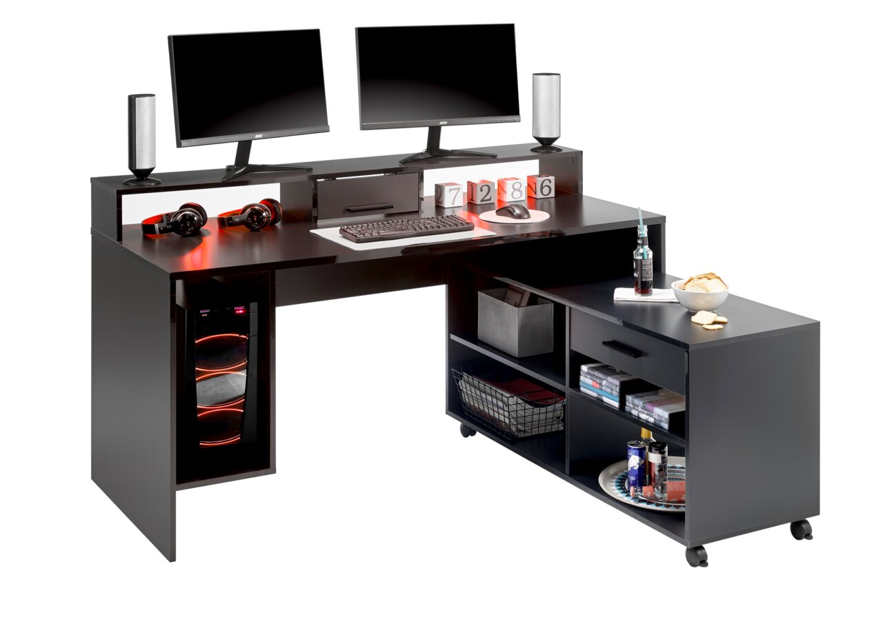Moderner Gaming-Schreibtisch mit zwei Monitoren, Lautsprechern, Tastatur und Maus, sowie Stauraum für Zubehör. Perspektive: Frontalansicht.