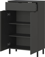 Schwarze Kommode mit einer offenen Schublade oben und zwei offenen Türen unten, die zwei Regalböden zeigen, Perspektive von vorne.
