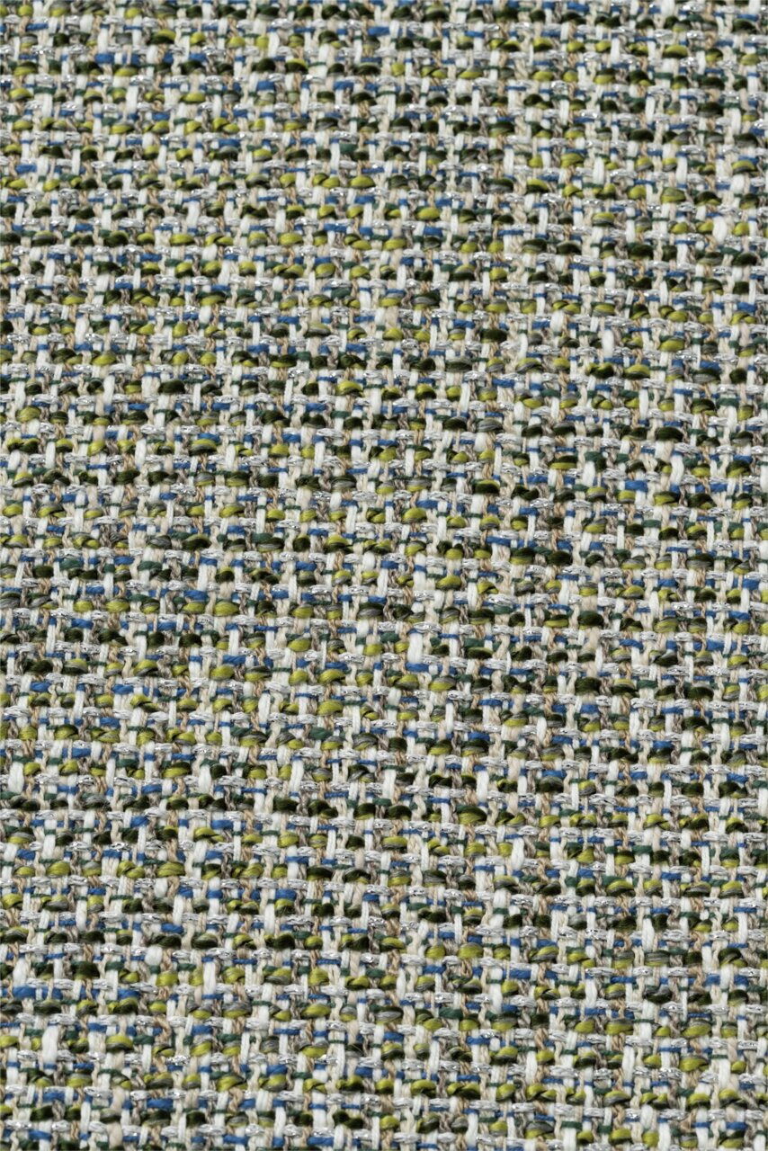 Nahaufnahme einer gewebten Stoffstruktur in verschiedenen Farben, darunter Blau, Grün und Beige, von oben betrachtet.