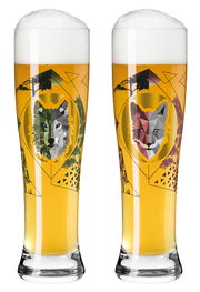 Zwei Weizengläser mit Schaumkrone, verziert mit geometrischen Wolfsmotiven, frontal abgebildet.