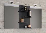 Frontale Ansicht eines modernen Bad-Spiegelschranks mit zwei großen Spiegeln, mittigem mattschwarzem Regalbereich mit Ablagen und zwei LED-Aufsatzleuchten, dekoriert mit Flaschen und Accessoires.