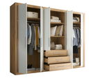 Sechstüriger Drehtürenschrank aus Holz mit weißen Türen, teilweise geöffnet, zeigt Kleidung, Regale und Schubladen, Perspektive von vorne.