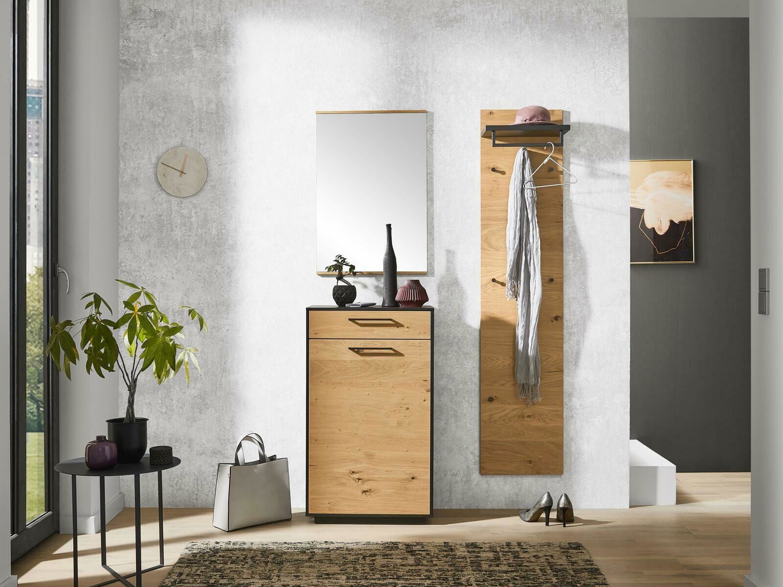 Moderne Garderobeneinrichtung mit Holzoptik, bestehend aus Schuhkommode, Spiegel und Garderobenpaneel, frontal fotografiert.