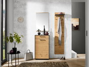 Moderne Garderobeneinrichtung mit Holzoptik, bestehend aus Schuhkommode, Spiegel und Garderobenpaneel, frontal fotografiert.