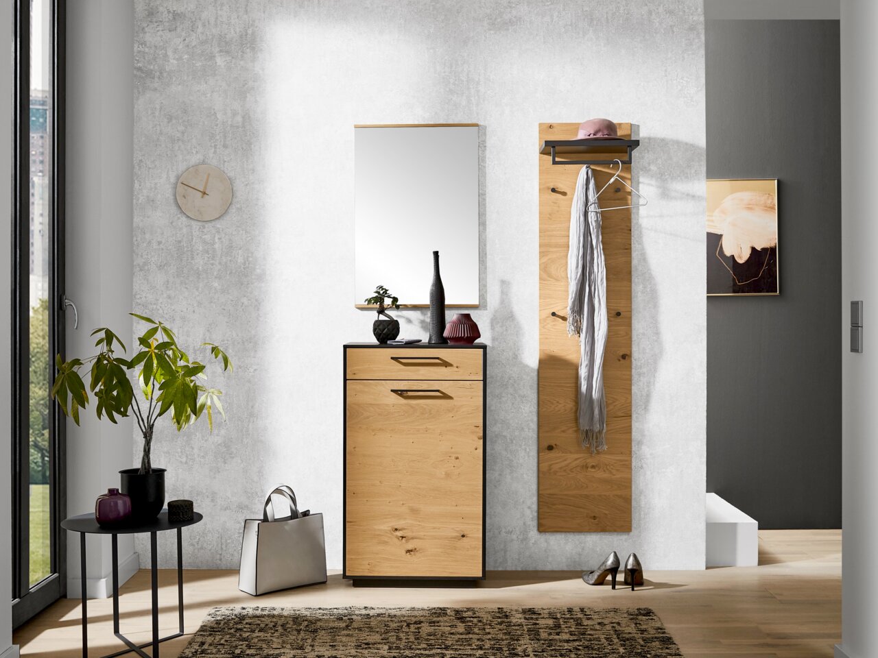 Moderne Garderobeneinrichtung mit Holzoptik, bestehend aus Schuhkommode, Spiegel und Garderobenpaneel, frontal fotografiert.