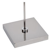 Nahaufnahme der Basis einer Steh- und Leseleuchte aus glänzendem Metall mit quadratischer Form.