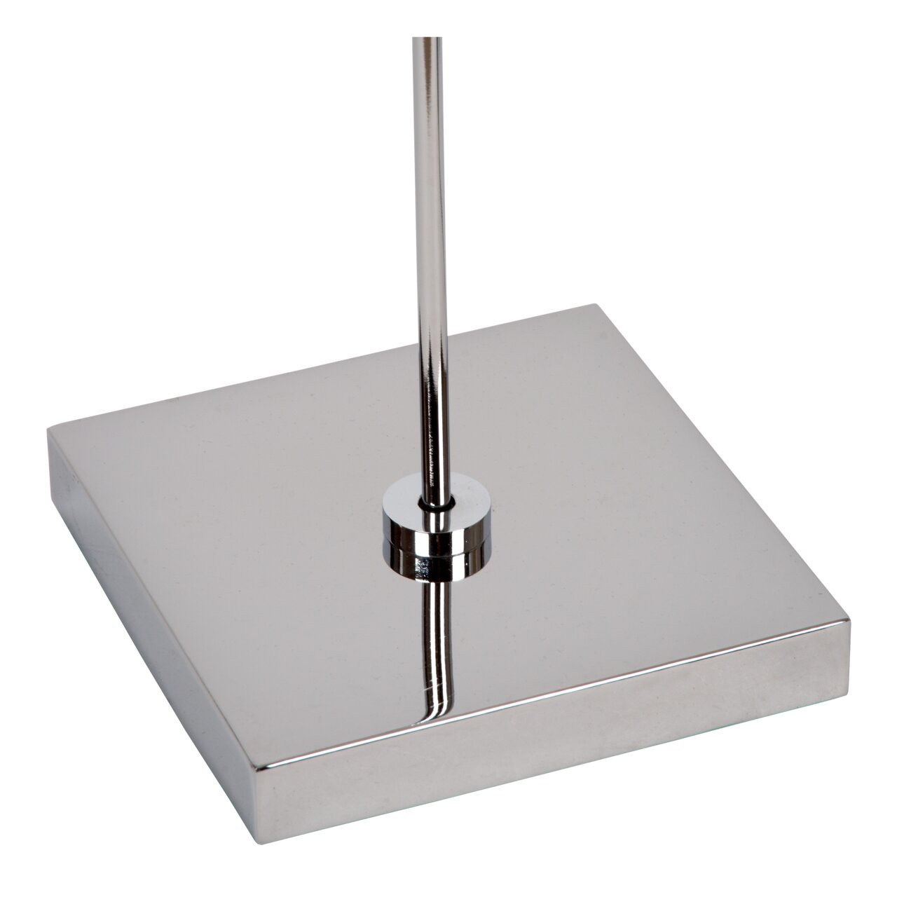 Nahaufnahme der Basis einer Steh- und Leseleuchte aus glänzendem Metall mit quadratischer Form.