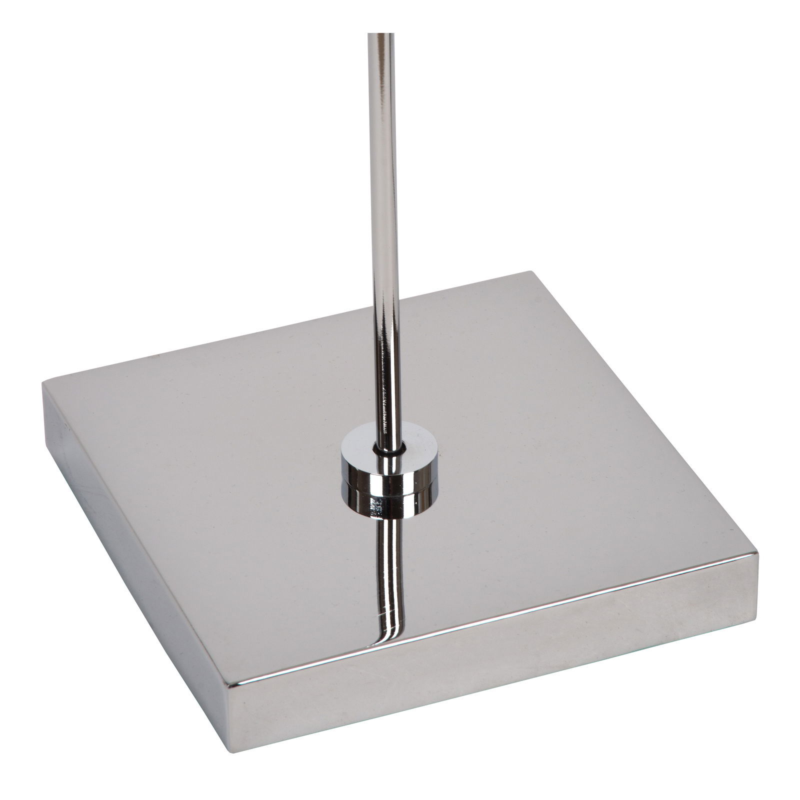 Nahaufnahme der Basis einer Steh- und Leseleuchte aus glänzendem Metall mit quadratischer Form.