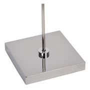 Nahaufnahme der Basis einer Steh- und Leseleuchte aus glänzendem Metall mit quadratischer Form.