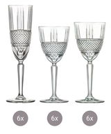 Drei verschiedene Kristallgläser in Frontalansicht, jeweils sechsmal vorhanden. Links ein hohes Sektglas, in der Mitte ein mittelhohes Weinglas, rechts ein breiteres Weinglas. Alle Gläser haben ein elegantes, geschliffenes Design.