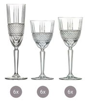 Drei verschiedene Kristallgläser in Frontalansicht, jeweils sechsmal vorhanden. Links ein hohes Sektglas, in der Mitte ein mittelhohes Weinglas, rechts ein breiteres Weinglas. Alle Gläser haben ein elegantes, geschliffenes Design.