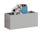 Graue Bettbox mit einem Zebra-Kissen und einem blauen Buch, seitliche Perspektive