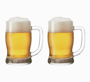 Zwei Bierseidel Taverna 500ml mit Schaumkrone, frontal fotografiert.