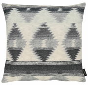 Kissenhülle 49x49cm mit geometrischem Muster in Grautönen, frontal abgebildet