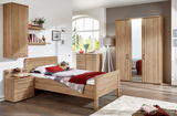 Holzfarbene Kombikommode in einem modernen Schlafzimmer, seitliche Perspektive
