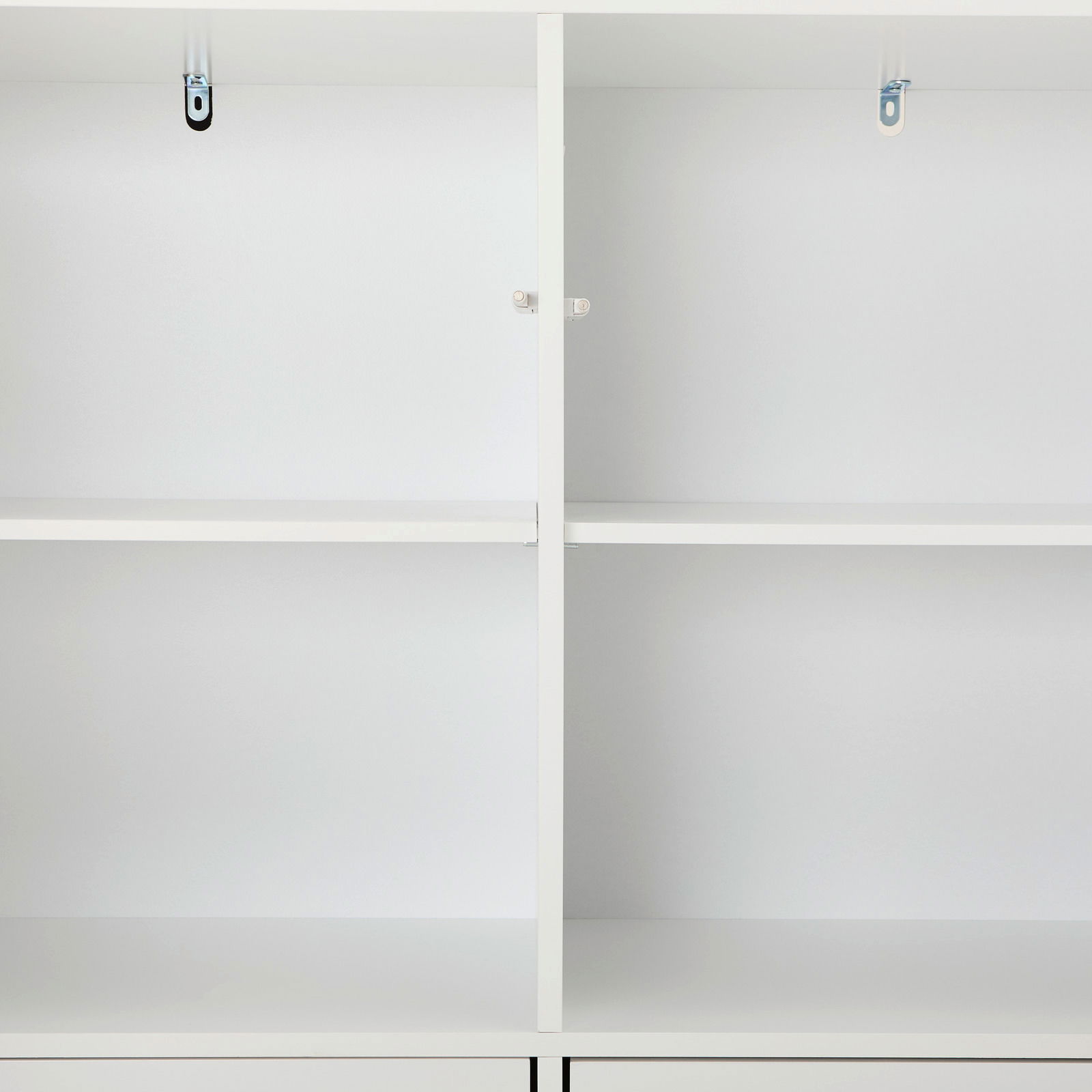 Innenansicht eines weißen Highboards mit zwei offenen Fächern, frontal betrachtet.