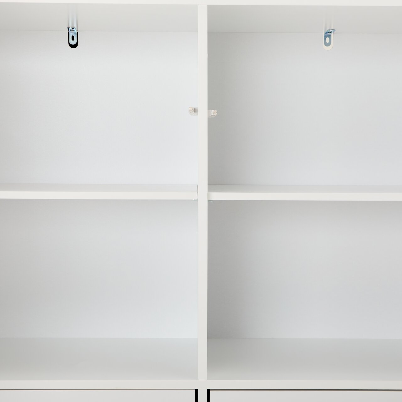 Innenansicht eines weißen Highboards mit zwei offenen Fächern, frontal betrachtet.