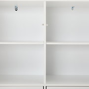 Innenansicht eines weißen Highboards mit zwei offenen Fächern, frontal betrachtet.