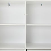 Innenansicht eines weißen Highboards mit zwei offenen Fächern, frontal betrachtet.