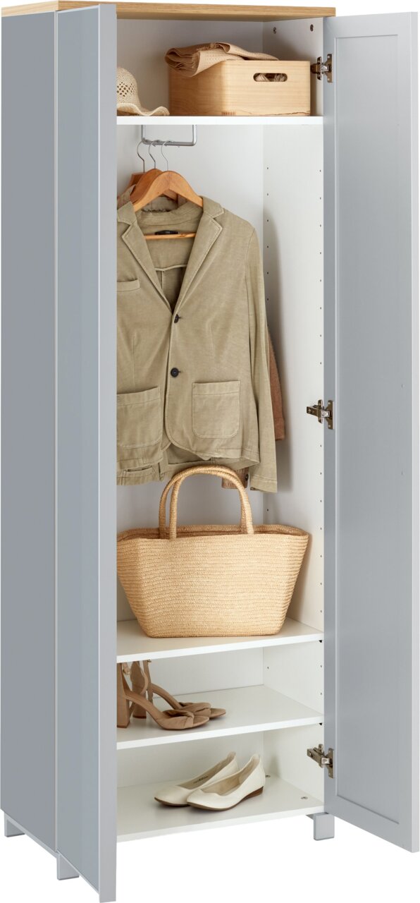 VOSS Garderobenschrank VORTINA Offener grauer Kleiderschrank mit Holzdeckplatte, Innenansicht mit Kleiderstange, Regalböden und Kleidung/Schuhen, frontal leicht von rechts fotografiert