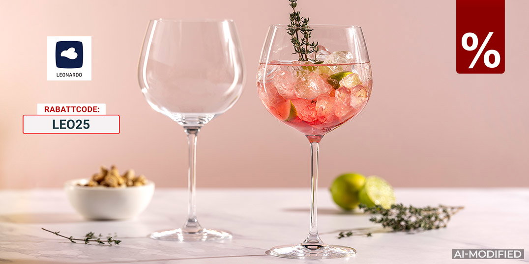 Zwei elegante Gin-Tonic-Gläser vor zartrosa Hintergrund, gefüllt mit rosasem Cocktail, Eiswürfeln, Limette und Thymian.
