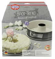 Verpackung einer Dr. Oetker Backform mit flachem und Rohrboden, 28 cm Durchmesser, aus der Perspektive von vorne leicht schräg oben.