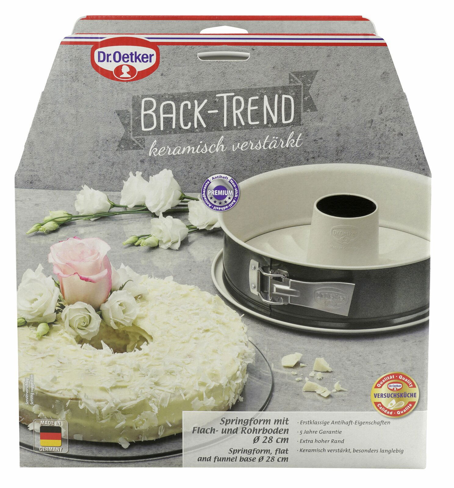 Verpackung einer Dr. Oetker Backform mit flachem und Rohrboden, 28 cm Durchmesser, aus der Perspektive von vorne leicht schräg oben.
