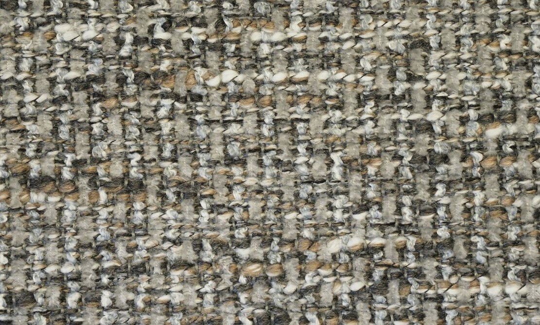 Nahaufnahme eines strukturierten Stoffmusters in Grau- und Beigetönen, verwendet für eine Longchairkombination.