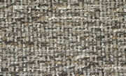 Close-up van een gestructureerd stofpatroon in grijze en beige tinten, gebruikt voor een longchair-set.