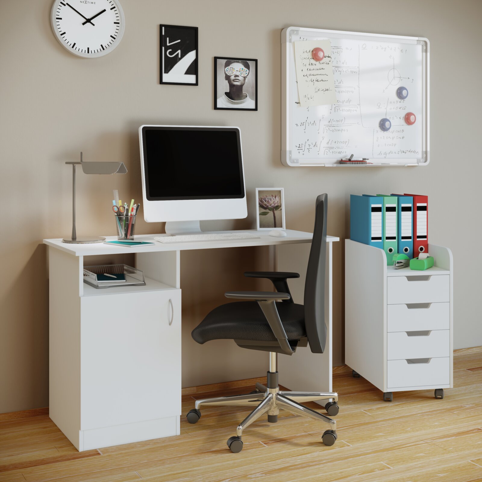 Modernes Homeoffice mit weißem Schreibtisch, Computer, Schreibtischlampe und schwarzem Bürostuhl rechts Whiteboard mit Notizen und Ordnern, frontale Perspektive leicht von links.