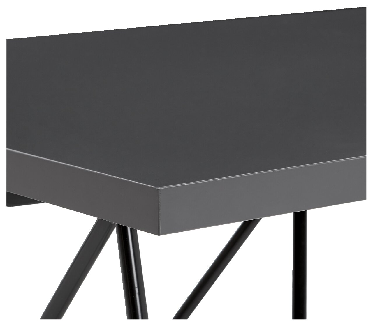 Nahaufnahme eines modernen Winkelschreibtischs mit schwarzer Oberfläche und schrägen Metallbeinen, seitliche Perspektive.