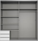 Offener Schwebetürenschrank mit zwei Türen, mehreren Regalböden, einer Kleiderstange und drei Schubladen, frontal betrachtet.