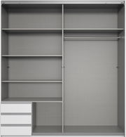 Offener Schwebetürenschrank mit zwei Türen, mehreren Regalböden, einer Kleiderstange und drei Schubladen, frontal betrachtet.