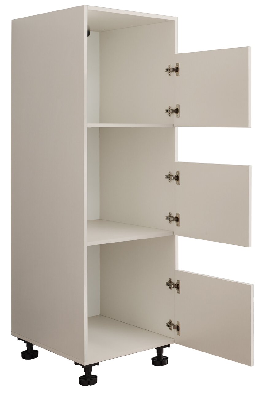 Weißer Hochschrank mit drei offenen Türen und zwei Einlegeböden, Innenansicht mit Scharnieren und verstellbaren schwarzen Füßen, fotografiert in leichter Front-Links-Perspektive.