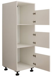 Weißer Hochschrank mit drei offenen Türen und zwei Einlegeböden, Innenansicht mit Scharnieren und verstellbaren schwarzen Füßen, fotografiert in leichter Front-Links-Perspektive.