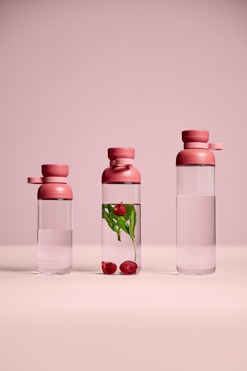 Mepal Trinkflasche Vivid Mauve VITA Drei rosa Trinkflaschen in verschiedenen Größen, frontal fotografiert, mit einer Flasche, die Himbeeren und Minzblätter enthält.