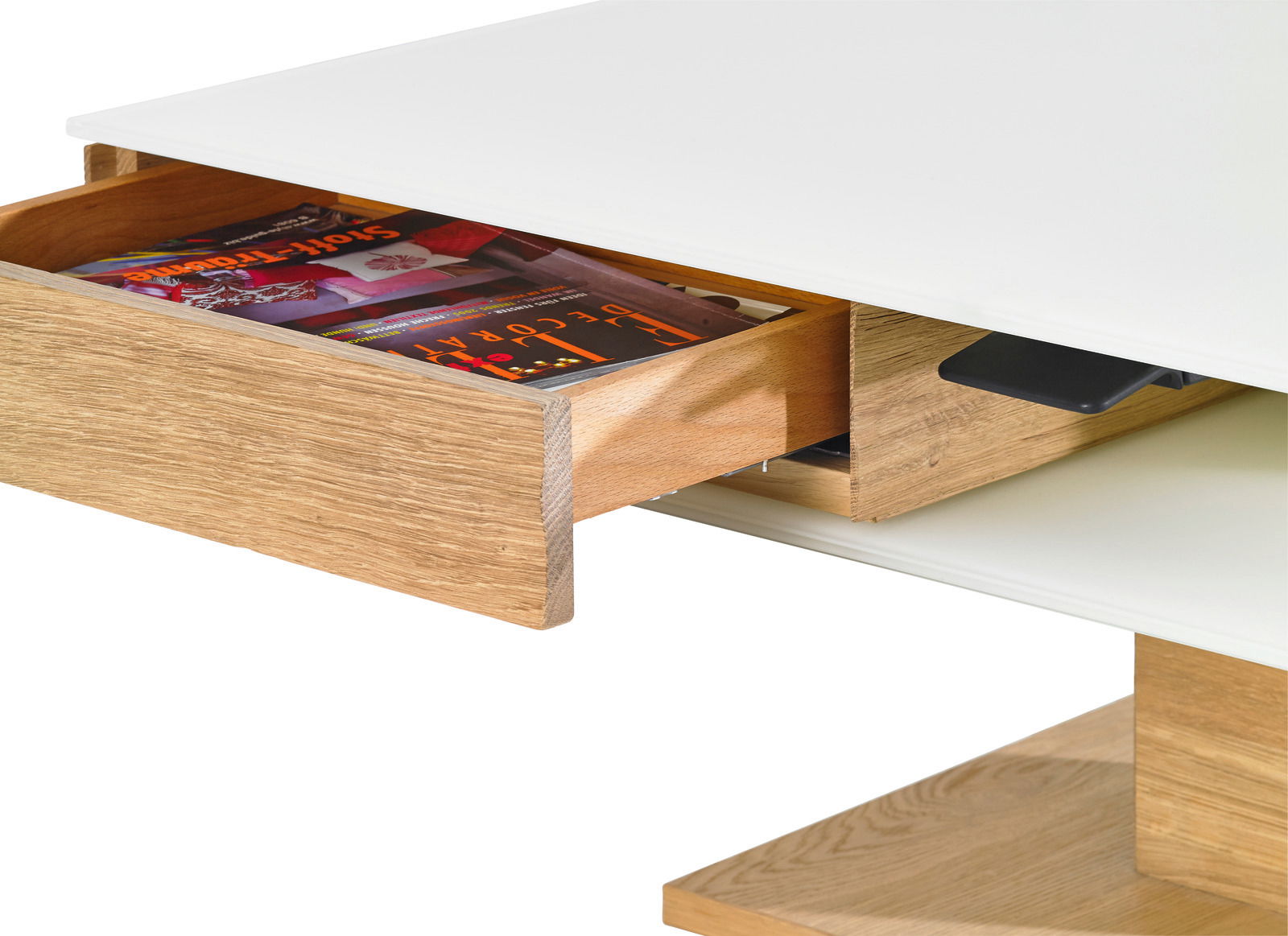 Nahaufnahme eines Couchtisches mit einer geöffneten Schublade aus Holz, die Zeitschriften enthält. Die Tischplatte ist weiß und die Perspektive zeigt die Seite des Tisches.