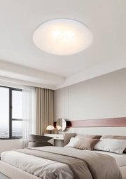 Moderne led-plafondlamp in een stijlvolle slaapkamer, van onderaf gezien.