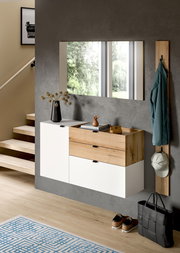 Modernes, schwebendes Flur-Sideboard in Weiß und Eiche mit Schubladen unter einem Wandspiegel, seitliche Frontansicht in einem hellen Eingangsbereich