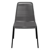 Moderner grauer Stapelstuhl aus Kunststoffgeflecht, Vorderansicht