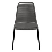 Moderner grauer Stapelstuhl aus Kunststoffgeflecht, Vorderansicht
