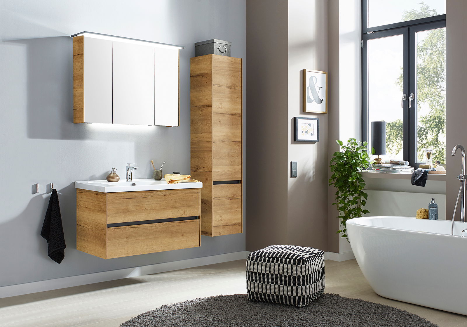 Moderne Badkombination in Holzoptik mit Waschbecken, Spiegelschrank und Hochschrank, seitliche Perspektive