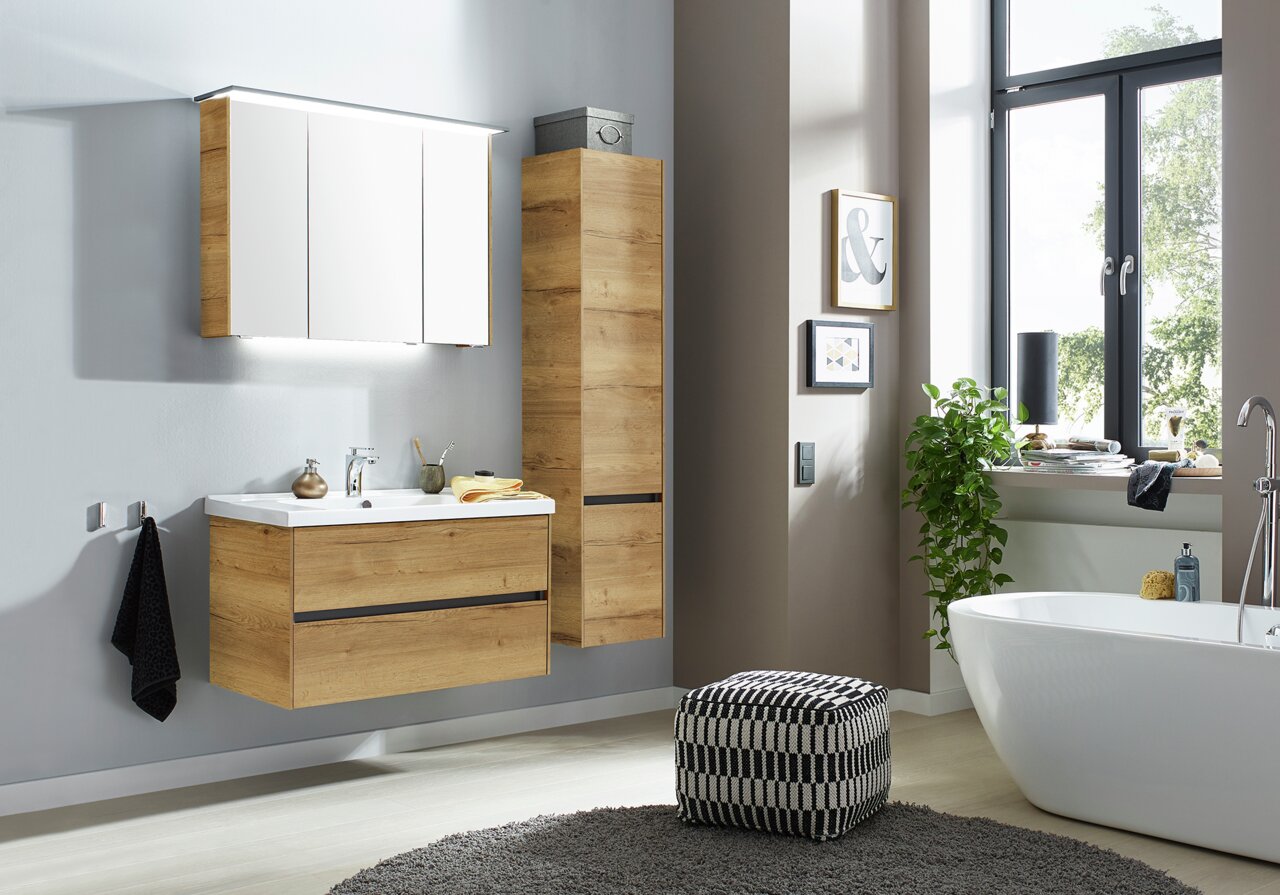Moderne Badkombination in Holzoptik mit Waschbecken, Spiegelschrank und Hochschrank, seitliche Perspektive