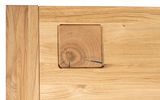 Detailansicht eines Couchtisches aus hellem Holz mit sichtbarer Holzmaserung und quadratischem Holzeinsatz.