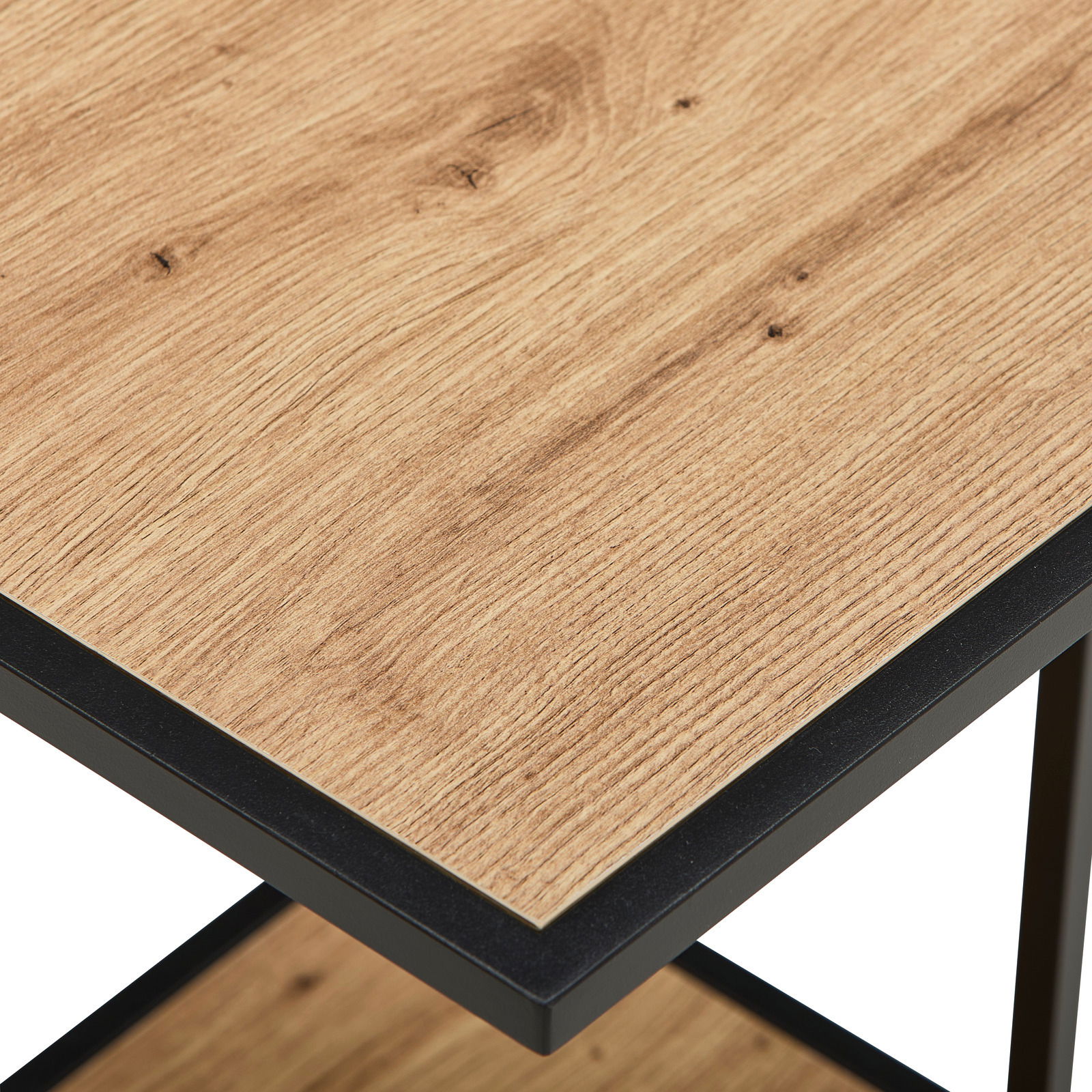 Nahaufnahme eines Beistelltisches mit Holzoptik-Oberfläche und schwarzem Metallrahmen, Perspektive von oben.
