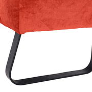 Nahaufnahme einer roten 2,5er-Sitzbank mit schwarzem Metallgestell, seitliche Perspektive