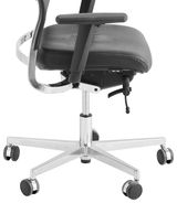 Seitliche Ansicht eines Bürostuhls mit verstellbaren Armlehnen und Rollen.