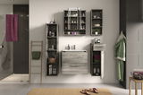 Moderner Badezimmer-Hängeschrank in Holzoptik, frontal fotografiert, umgeben von weiteren Badmöbeln und Accessoires.