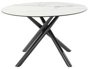 Runder Esstisch mit weißer Marmoroptik-Tischplatte und schwarzen, überkreuzten Metallbeinen, seitliche Perspektive