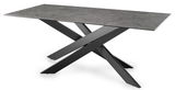 Moderner Esstisch mit schwarzer X-förmiger Metallbasis und grauer Tischplatte, seitliche Perspektive